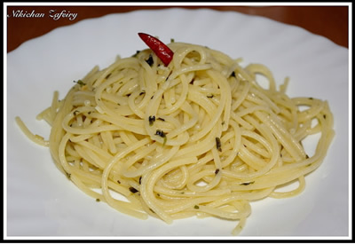 Espaguetis con ajo, aceite y guindilla (Sphaghetti aglio, olio e peperoncino)