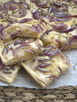 Focaccia con Cebolla Roja, Parmesano y Romero