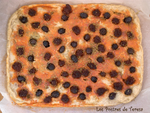 Focaccia con Olivas Negras, Sobrasada y AOVE Señoríos de Relleu